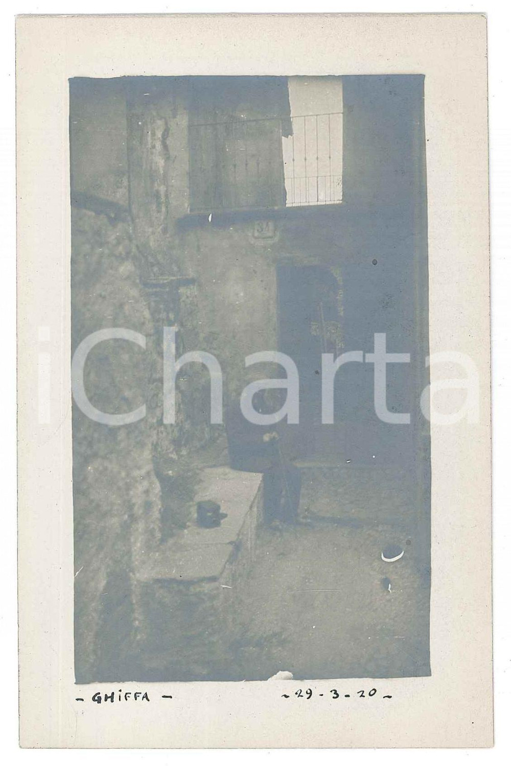1920 GHIFFA Anziano in una via del paese - Fotografia Raffaele PEDRETTI  Fotografia d'epoca in formato cartolina postale.FOTOGRAFO: Raffaele Pedretti FAIR/discreto Lievi smussature agli angoli Formato: FP originale e autentica 1