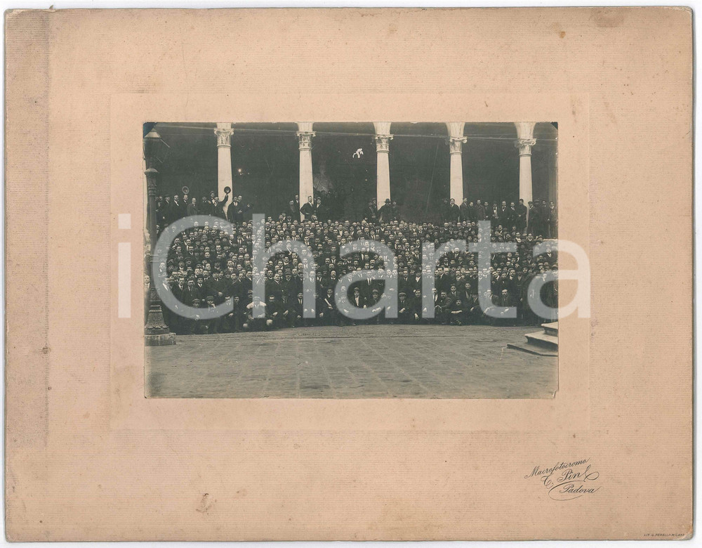 1930 ca PADOVA Ritratto di gruppo maschile - Foto T. PIN 29x22 cm  Fotografia d'epoca, montata su cartoncino rigido. GOOD/buono minime smussature al cartoncino Formato: 29x22 cm originale e autentica 1