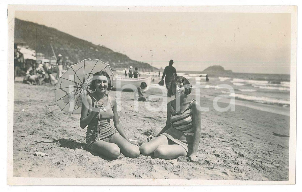 1925 ca ALASSIO Bagnanti con ombrellino parasole - Fotografia anonima 13x8 cm Fotografia d'epoca in formato cartolina postale. FAIR/discreto Lievi smussature agli angoli Formato: 13x8 originale e autentica 1