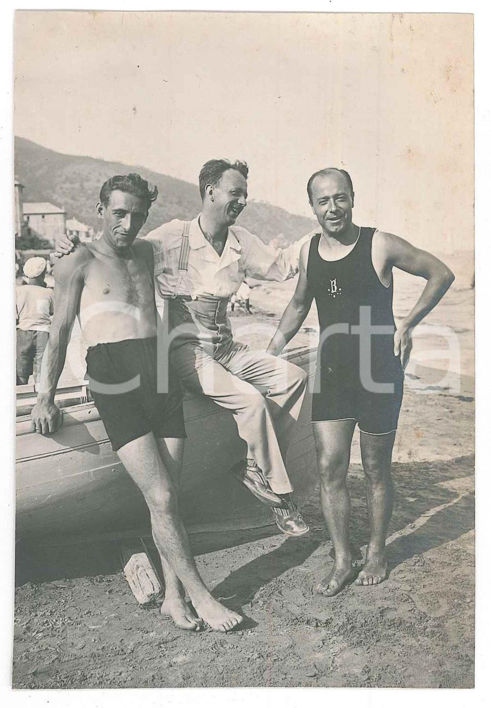 1920 ca ITALIA Uomini in spiaggia - Fotografia anonima 11x8 cm  Fotografia d'epoca in formato cartolina postale. FAIR/discreto Lievi smussature agli angoli Formato: 11x8 cm originale e autentica 1