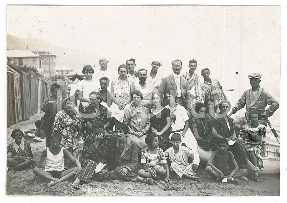 1920 ca ITALIA Foto di gruppo in spiaggia - Fotografia anonima 11x8 cm  Fotografia d'epoca in formato cartolina postale. FAIR/discreto Lievi smussature agli angoli Formato: 11x8 cm originale e autentica 1