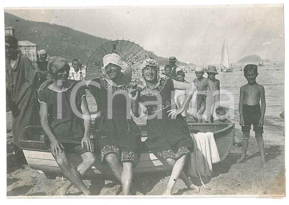 1920 ca ALASSIO - GOLIARDIA Uomini in abiti femminili - Fotografia anonima 11x8  Fotografia d'epoca in formato cartolina postale. FAIR/discreto Lievi smussature agli angoli Formato: 11x8 cm originale e autentica 1