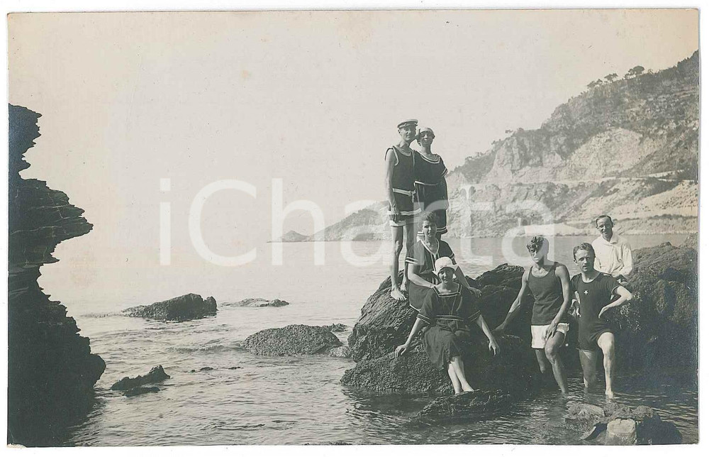 1915 ca ITALIA (?) Foto di gruppo sugli scogli - Fotografia anonima 13x8 cm  Fotografia d'epoca in formato cartolina postale. FAIR/discreto Lievi smussature agli angoli Formato: FP originale e autentica 1
