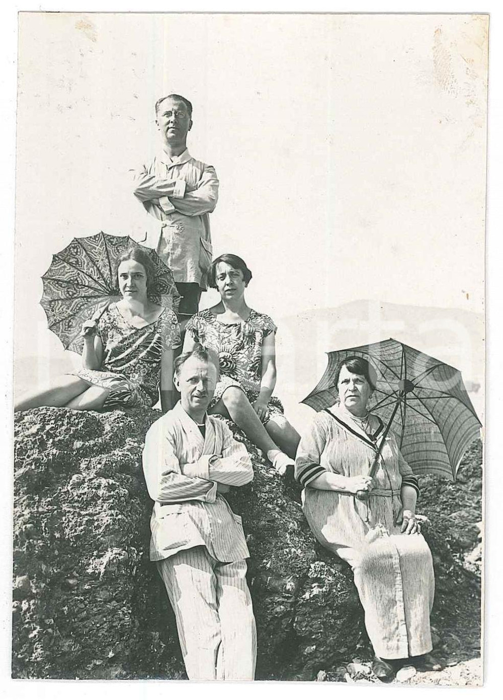 1925 ca ITALIA Donne con parasole in posa sugli scogli - Fotografia anonima 11x7  Fotografia d'epoca in formato cartolina postale. FAIR/discreto Lievi smussature agli angoli Formato: 11x7 cm originale e autentica 1