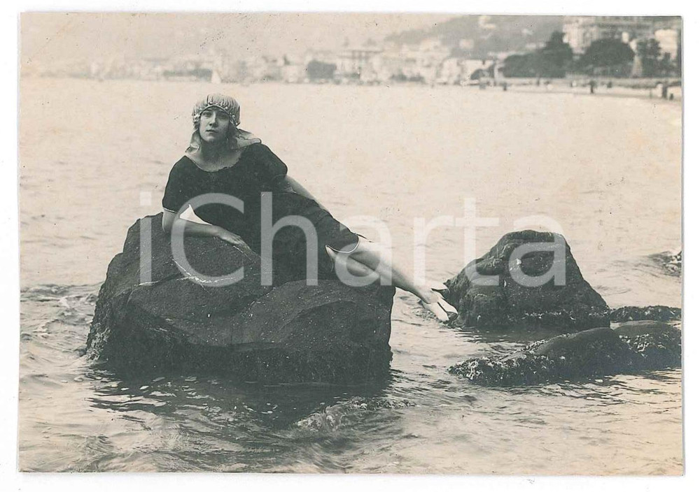 1924 LIGURIA (?) Donna in posa sugli scogli - Fotografia anonima 11x7 cm  Fotografia d'epoca in formato cartolina postale. FAIR/discreto Lievi smussature agli angoli Formato: 11x7 cm originale e autentica 1