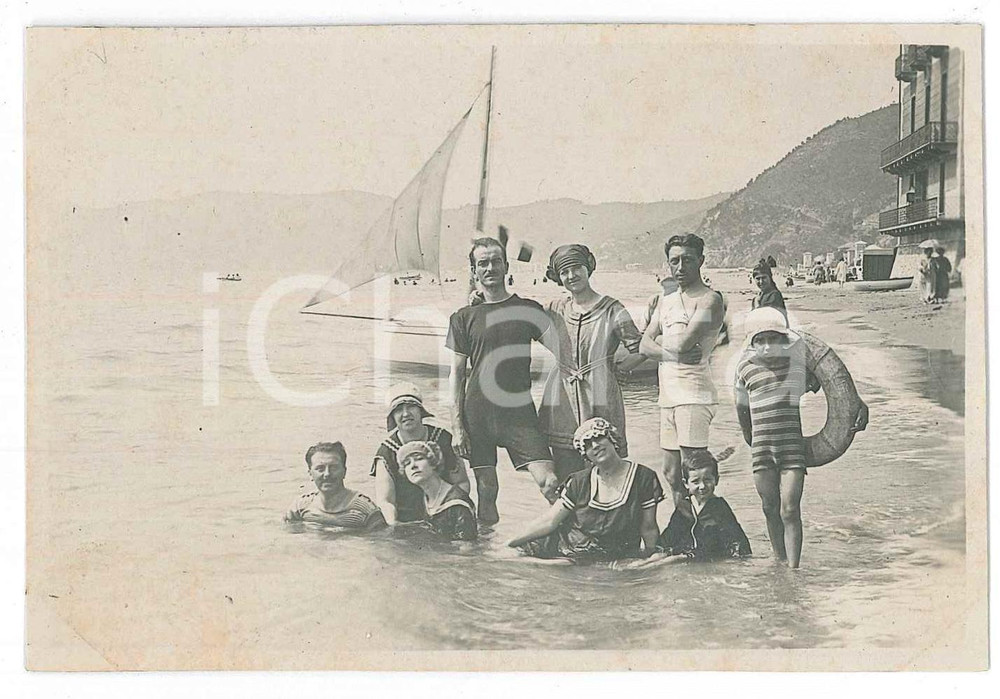 1920 ca LIGURIA (?) Foto di gruppo in riva al mare - Fotografia anonima 11x7 cm  Fotografia d'epoca in formato cartolina postale. FAIR/discreto Lievi smussature agli angoli Formato: 11x7 cm originale e autentica 1