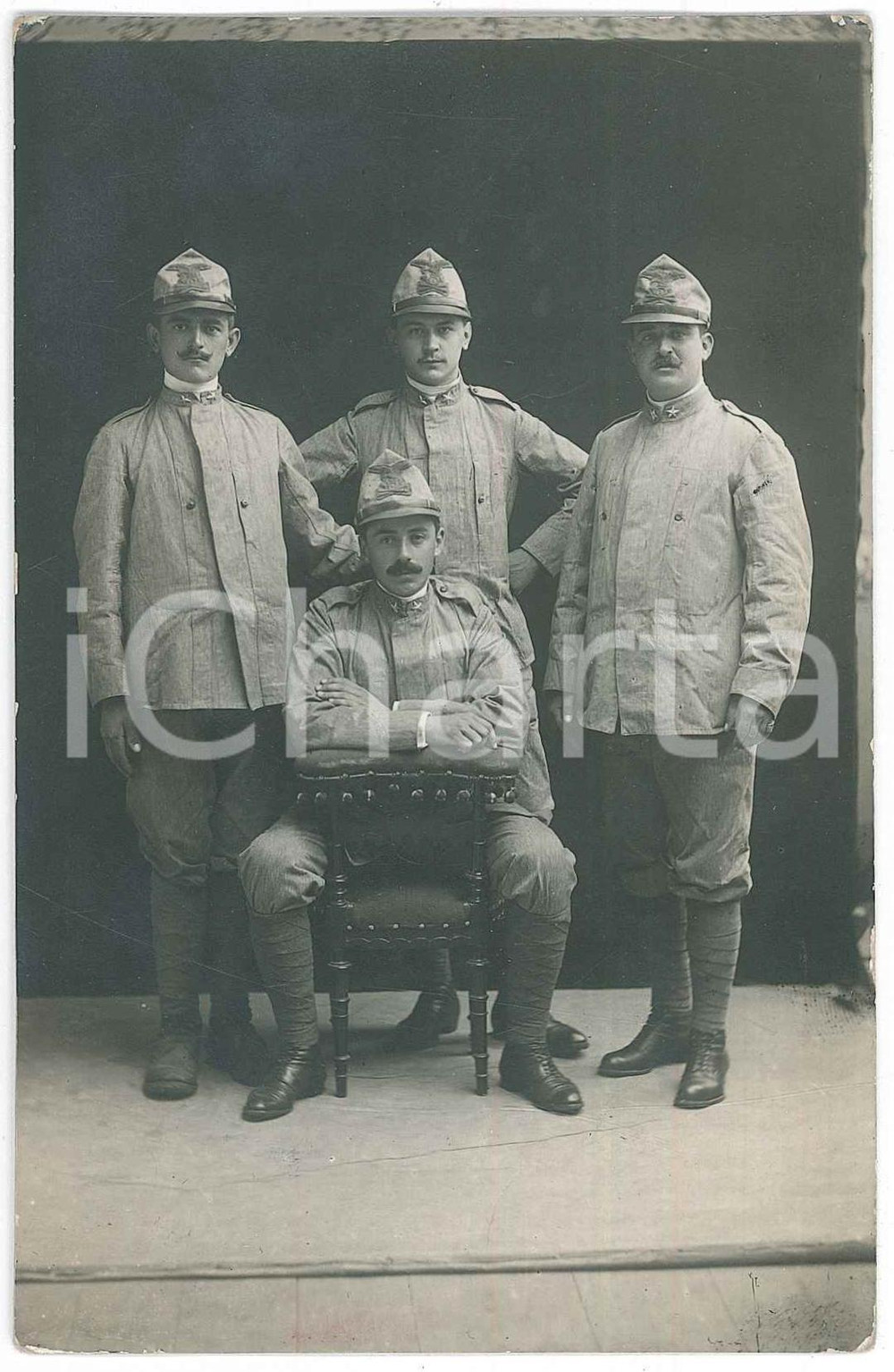 1910 ca ITALIA Soldati del REGIO ESERCITO Fotografia anonima 8x14 cm  Fotografia d'epoca. FAIR/discreto Lievi smussature agli angoli Formato: 8x14 cm originale e autentica 1