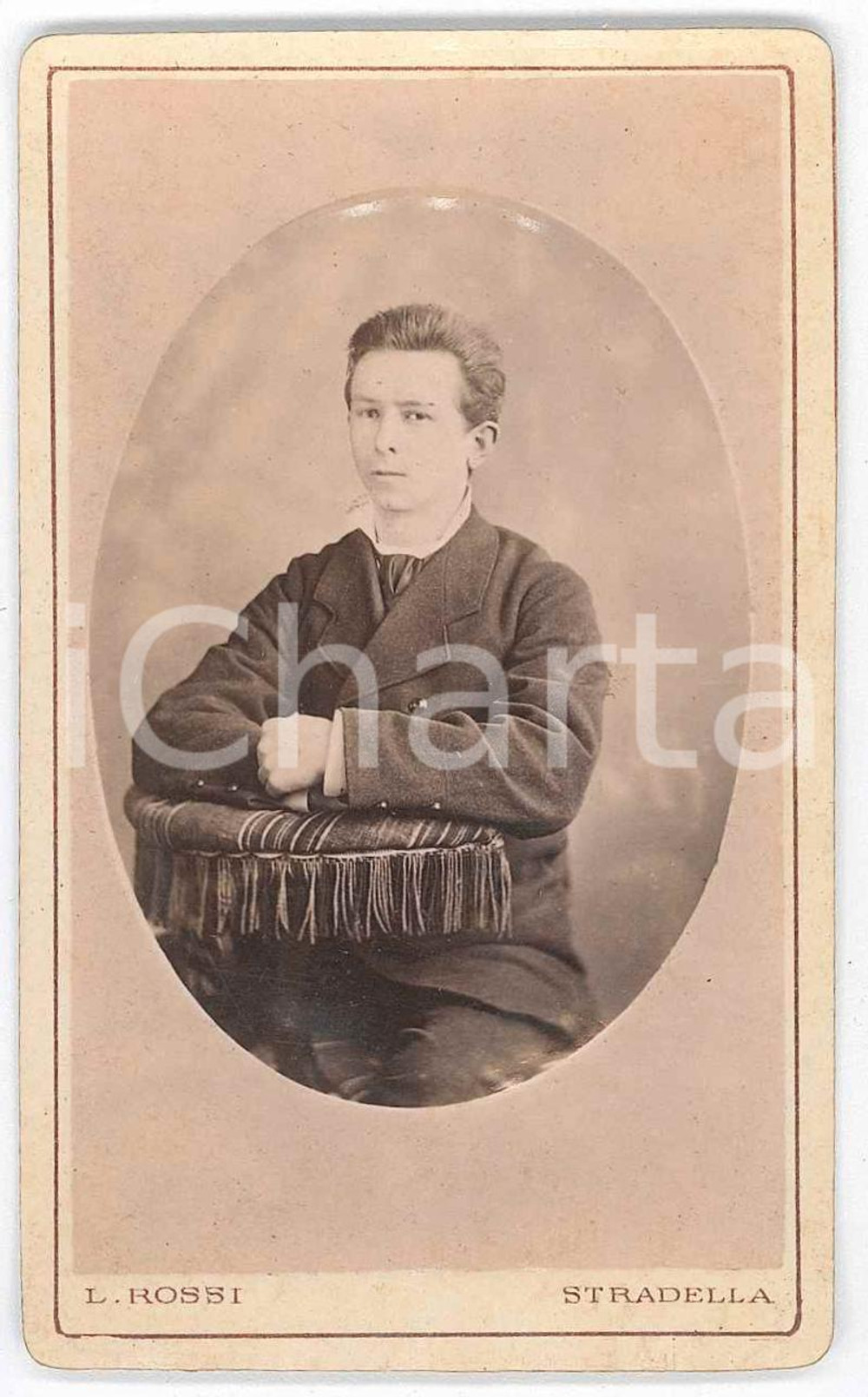 1880 ca STRADELLA Ritratto di un giovane uomo - Fotografia L. ROSSI - CDV Fotografia d'epoca, montata su cartoncino. POOR/danneggiato Lievi smussature agli angoli Formato: 6x10 cm originale e autentica 1