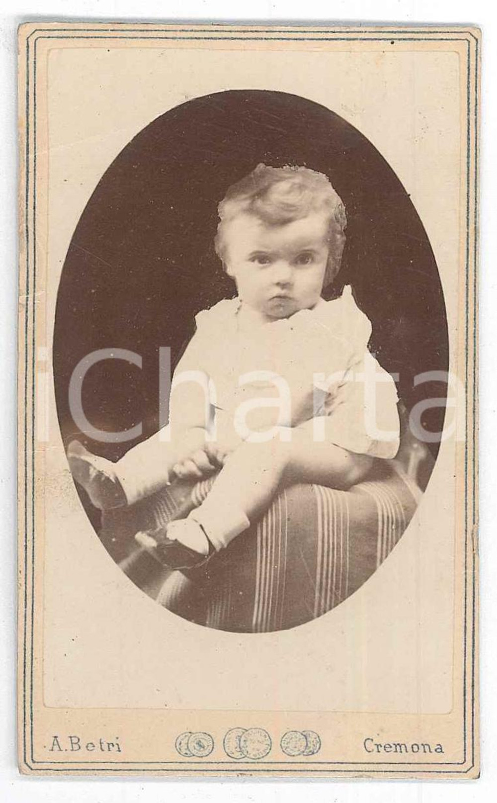 1890 ca CREMONA Ritratto di un bambino - Fotografia Aurelio BETRI - CDV Fotografia d'epoca, montata su cartoncino. POOR/danneggiato Lievi smussature agli angoli Formato: 6x10 cm originale e autentica 1