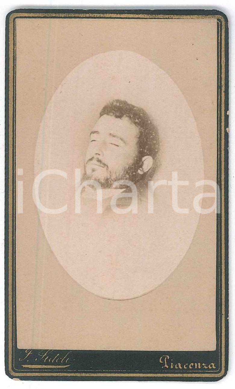 1890 ca PIACENZA Ritratto maschile POST MORTEM Fotografia Francesco SIDOLI - CDV Fotografia d'epoca, montata su cartoncino. POOR/danneggiato Lievi smussature agli angoli Formato: 6x10 cm originale e autentica 1