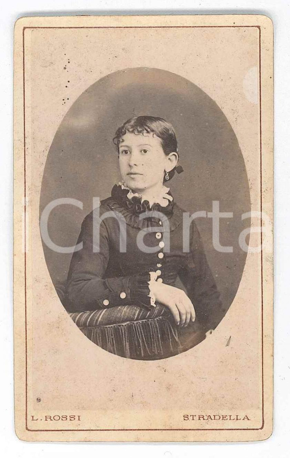 1880 ca STRADELLA Ritratto femminile - Fotografia L. ROSSI - CDV Fotografia d'epoca, montata su cartoncino. POOR/danneggiato Lievi smussature agli angoli Formato: 6x10 cm originale e autentica 1