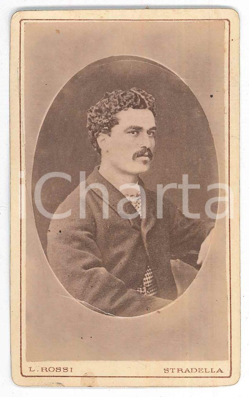 1880 ca STRADELLA Ritratto maschile - Fotografia L. ROSSI - CDV Fotografia d'epoca, montata su cartoncino. POOR/danneggiato Lievi smussature agli angoli, parziale distacco della fotografia dal cartoncino di supporto Formato: 6x10 cm originale e autentica 1
