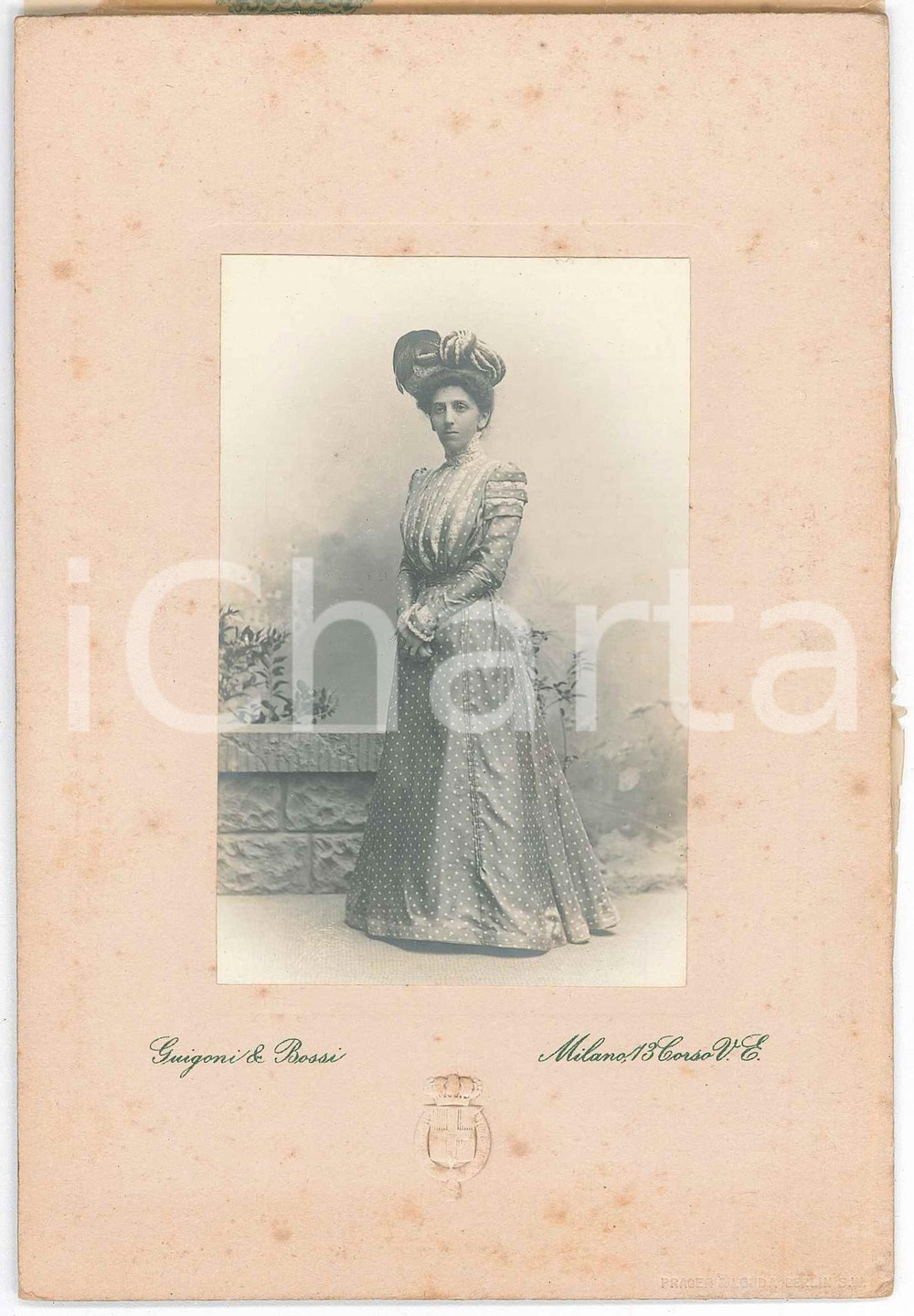 1900 MILANO Nobildonna in abito a pois - Jeanne - Ritratto *Foto GUIGONI & BOSSI Fotografia d'epoca, montata su cartoncino rigido.Velina protettiva originale con indicazione della data e del nome di battesimo. GOOD/buono  Formato: 11x16 cm originale e autentica 1