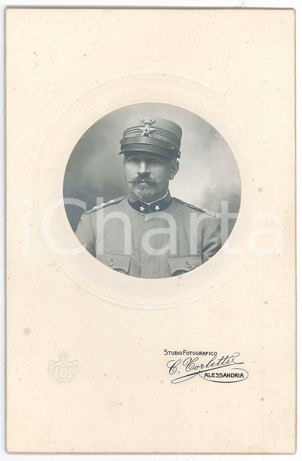 1900 ca ALESSANDRIA Ufficiale del REGIO ESERCITO Fotografia Carlo CORLETTI 13x20  Fotografia d'epoca. POOR/danneggiato Lievi smussature agli angoli, cartone di supporto leggermente ondulato Formato: 12x20 originale e autentica 1