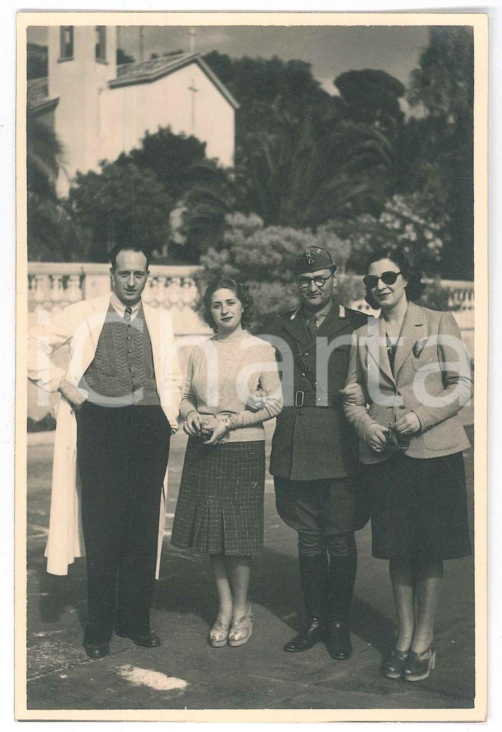 1940 ca ITALIA - REGIO ESERCITO Foto di famiglia con militare Fotografia anonima Fotografia d'epoca. FAIR/discreto Lievi smussature agli angoli Formato: 10x15 originale e autentica 1
