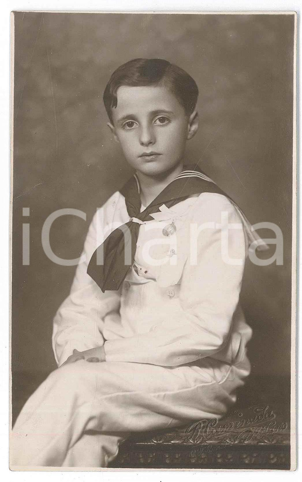 1910 ca MILANO Ritratto di Tino BASSANI Marinaretto - Fotografia R. CAMINADA Fotografia d'epoca in formato cartolina postale.Con timbro a secco del fotografo. POOR/danneggiato Lievi smussature agli angoli, profonda piegatura all'angolo superiore sinistro Formato: 8x13 cm originale e autentica 1