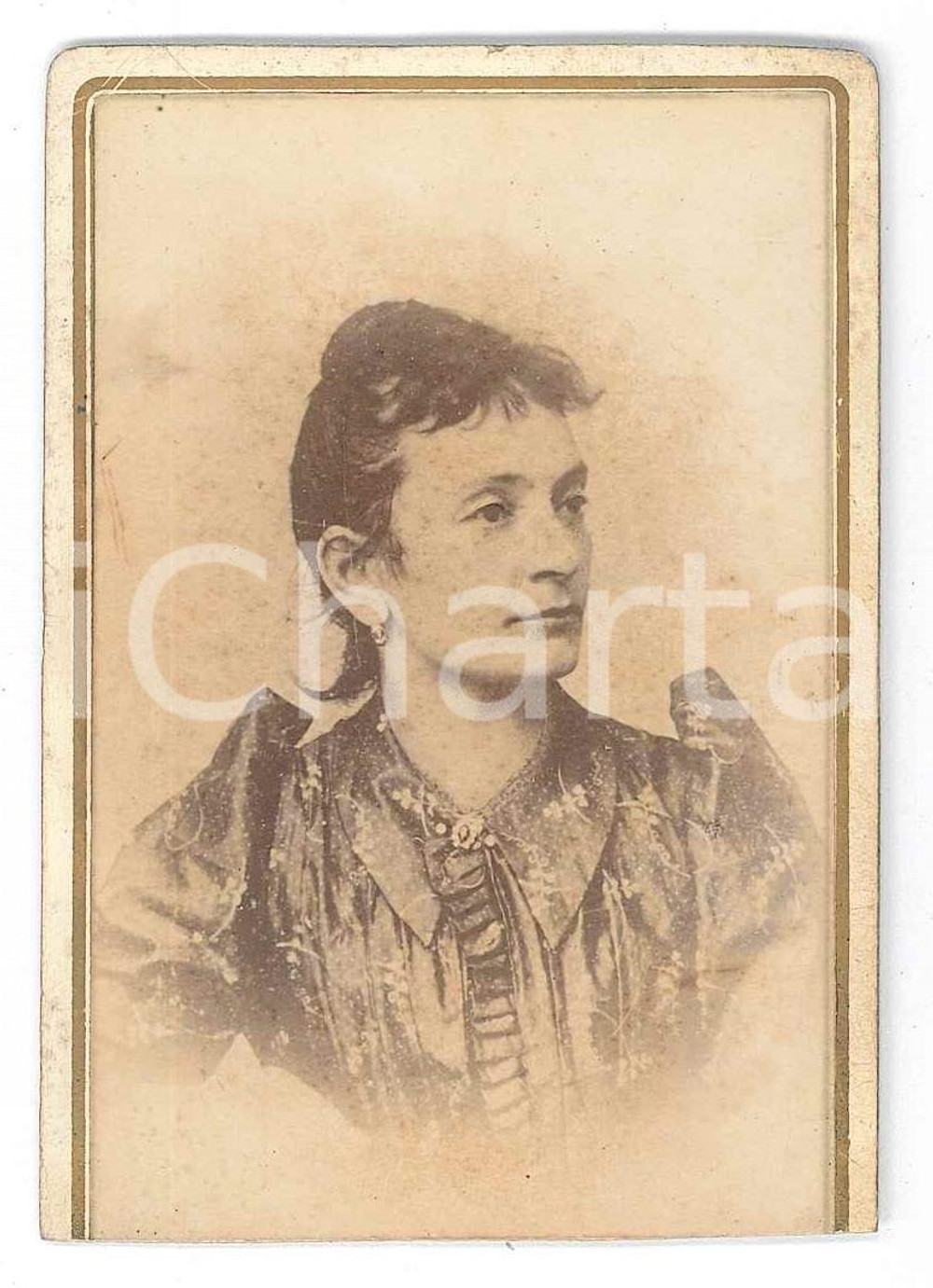 1880 ca ITALIA Ritratto di Rosa FERRARI - Fotografia CDV Fotografia d'epoca, montata su cartoncino. POOR/danneggiato Lievi smussature agli angoli, margine inferiore rifilato a mano Formato: 6x9 cm originale e autentica 1