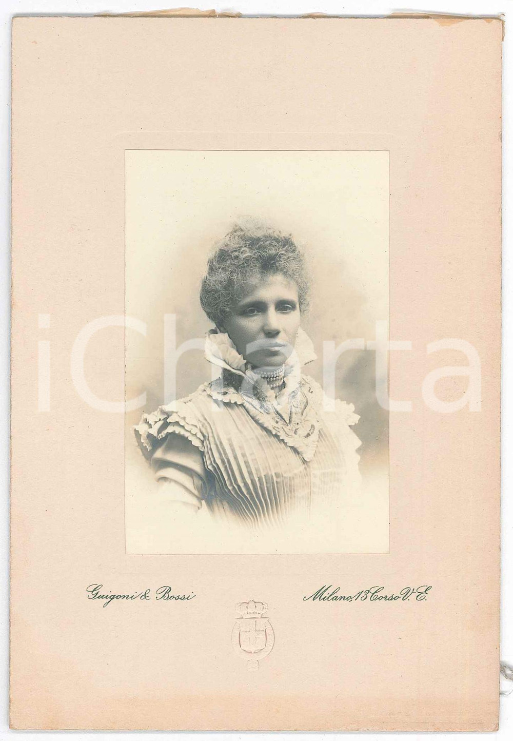 1900 ca MILANO Donna in abito bianco plissettato - Foto GUIGONI & BOSSI Fotografia d'epoca, montata su cartoncino rigido. GOOD/buono  Formato: 11x16 cm originale e autentica 1