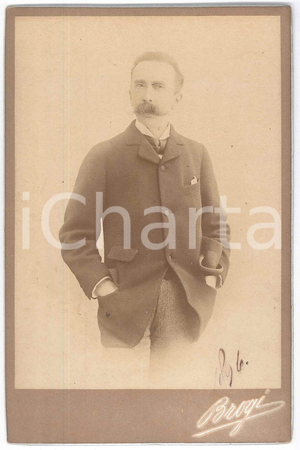 1896 MILANO Uomo con le mani in tasca - Ritratto *Foto Giacomo BROGI 11x16 cm Fotografia d'epoca, montata su cartoncino rigido. GOOD/buono  Formato: 11x16 cm originale e autentica 1