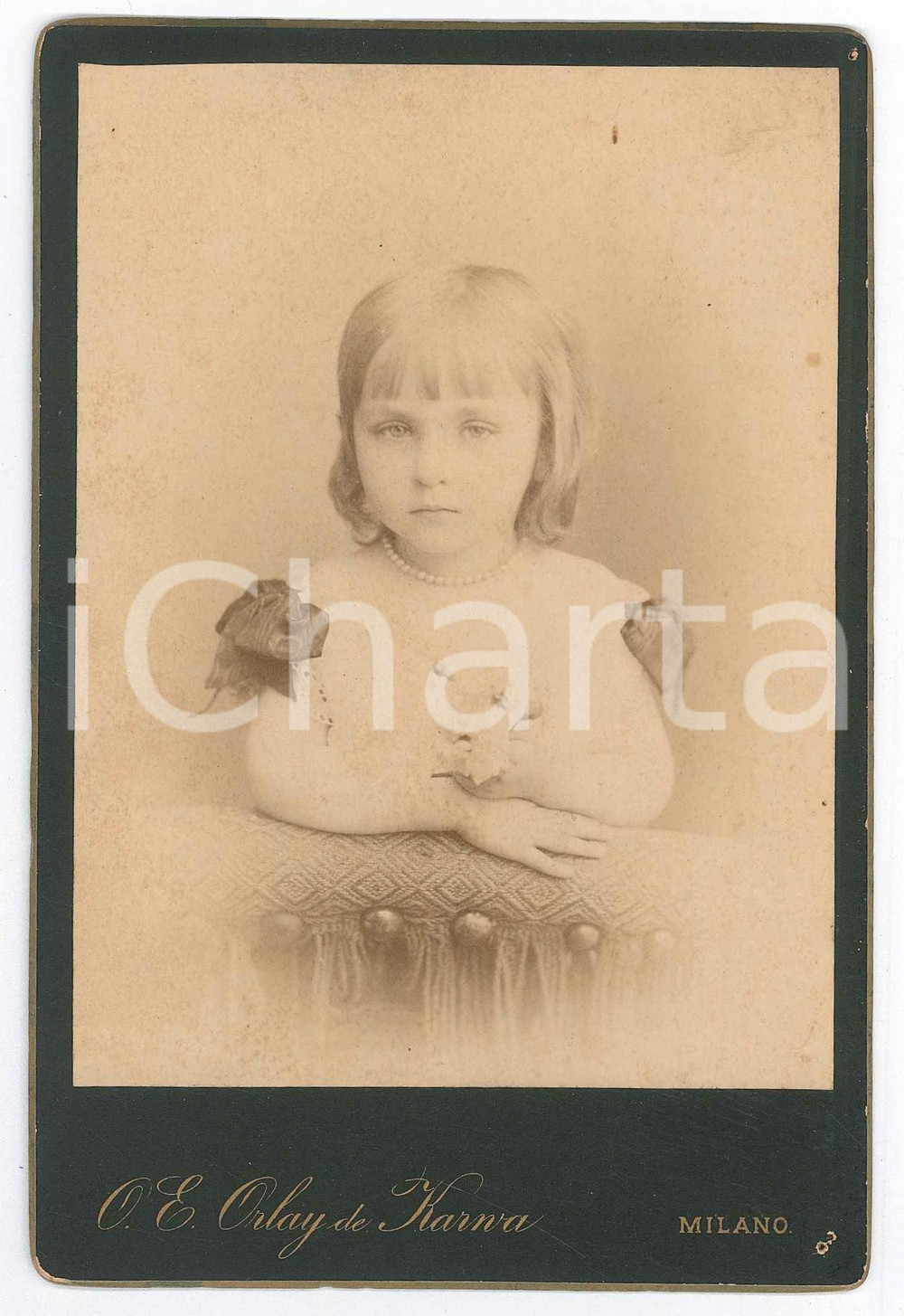 1880 ca MILANO Ritratto di bambina con filo di perle - Foto ORLAY DE KARWA Fotografia d'epoca, su cartoncino rigido.FOTOGRAFO: Orlay de Karwa - Via Montenapoleone 45 FAIR/discreto piccoli fori angolari Formato: 11x16 cm originale e autentica 1