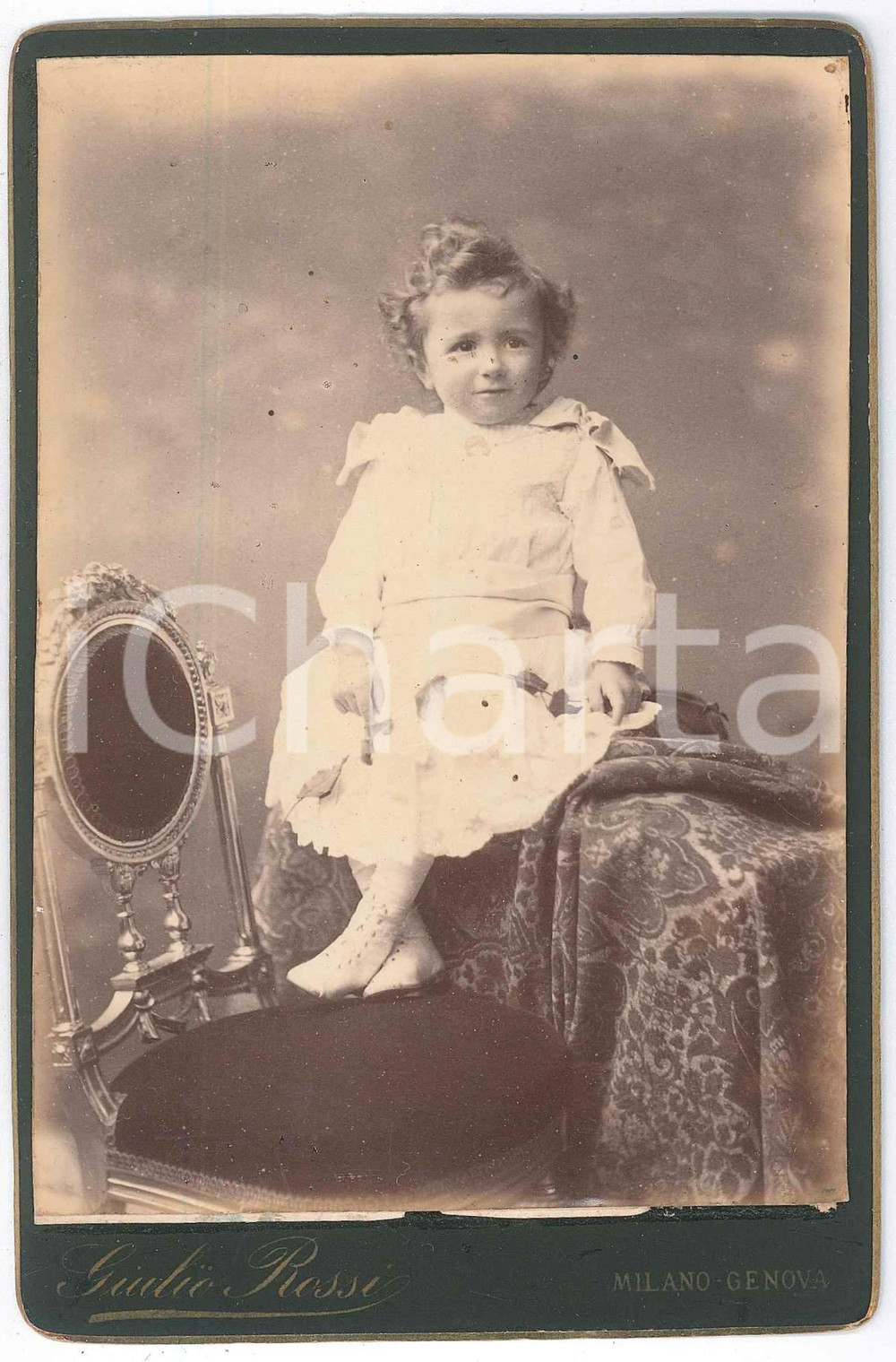 1890 ca MILANO Ritratto di bambina in abito bianco - Foto Giulio ROSSI 10x16 cm Fotografia d'epoca, montata su cartoncino rigido. FAIR/discreto lievi puntinature e parziale scollamento della fotografia dal cartoncino Formato: 10x16 cm originale e autentica 1