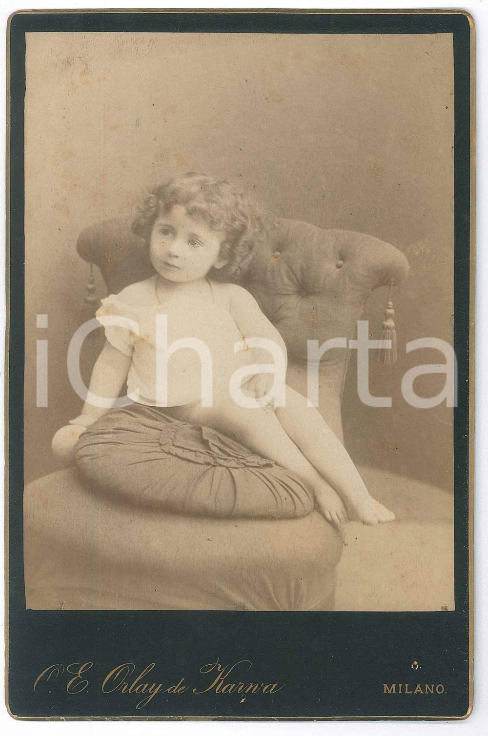 1880 ca MILANO Ritratto di bambina su poltrona - Foto ORLAY DE KARWA 11x16 cm Fotografia d'epoca, su cartoncino rigido.FOTOGRAFO: Orlay de Karwa - Via Montenapoleone 45 FAIR/discreto piccolo foro angolare Formato: 11x16 cm originale e autentica 1