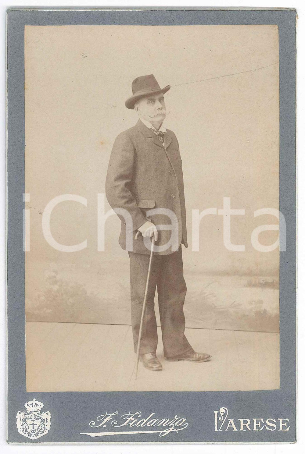 1905 ca VARESE Ritratto maschile in abito da passeggio - Foto FIDANZA 11x16 cm  Fotografia d'epoca, su cartoncino rigido.FOTOGRAFO: Francesco Fidanza - Varese - Corso V. Emanuele n. 54  GOOD/buono  Formato: 11x16 cm originale e autentica 1