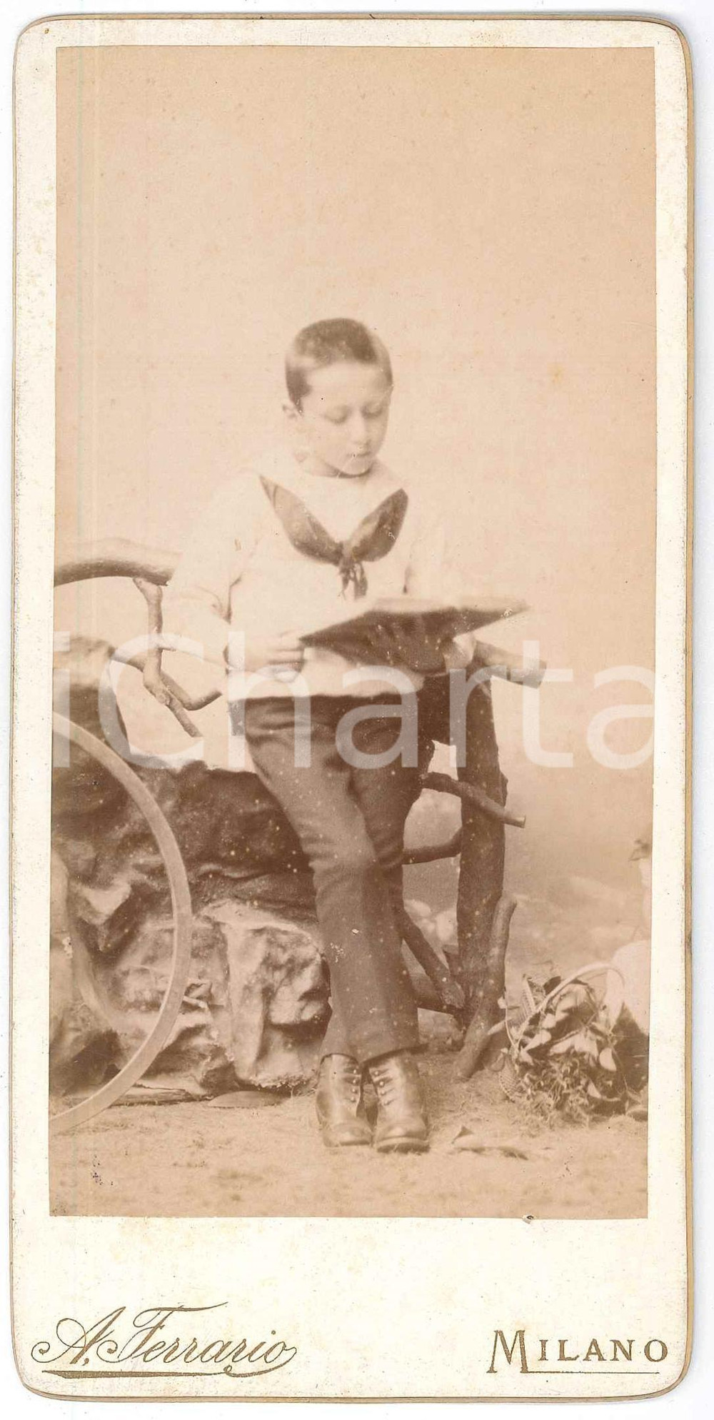 1890 ca MILANO Ritratto di bambino in lettura - Foto Achille FERRARIO 8x18 cm  Fotografia d'epoca, su cartoncino rigido.FOTOGRAFO: Achille Ferrario - Milano, Corso Venezia 77 e Via Marina 12 GOOD/buono  Formato: 8x18 cm originale e autentica 1