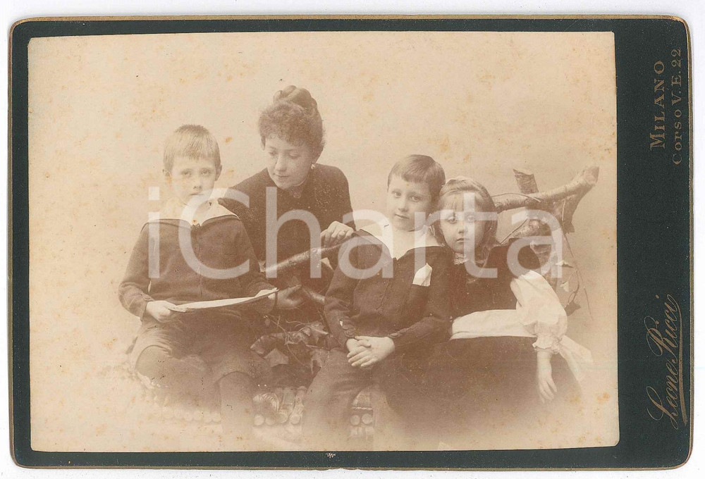 1885 ca MILANO Fanny HAMANN e i suoi figli - Ritratto *Foto LEONE RICCI 16x11 Fotografia d'epoca, montata su cartoncino rigido.FOTOGRAFO: Leone Ricci - Milano, corso Vittorio Emanuele 22 GOOD/buono  Formato: 16x11 cm originale e autentica 1