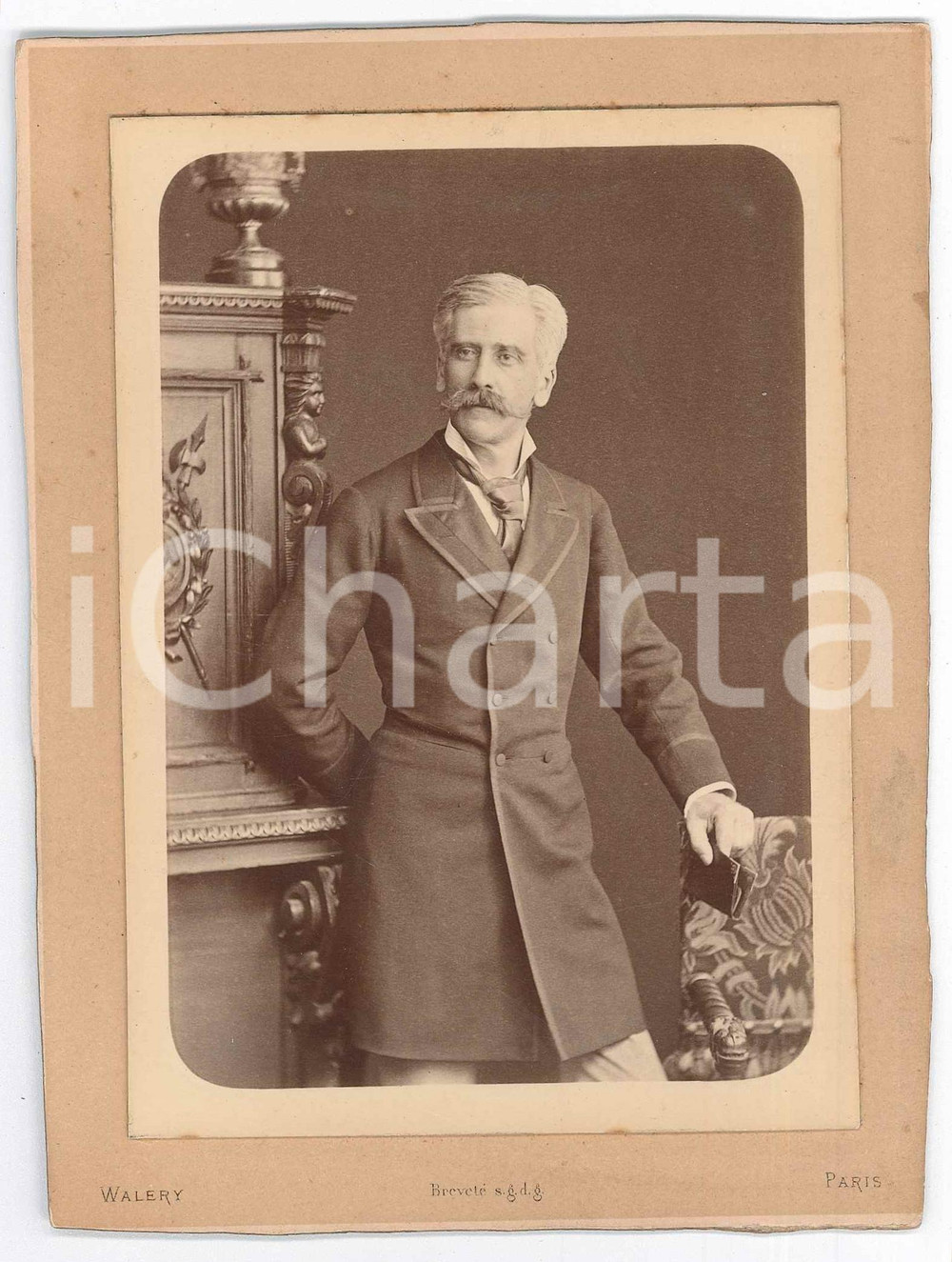 1875 ca PARIS Ritratto maschile con soprabito  *Foto WALERY 13x17 cm Fotografia d'epoca montata su cartoncino rigido.FOTOGRAFO: Walery - Paris GOOD/buono  Formato: 13x17 cm originale e autentica 1