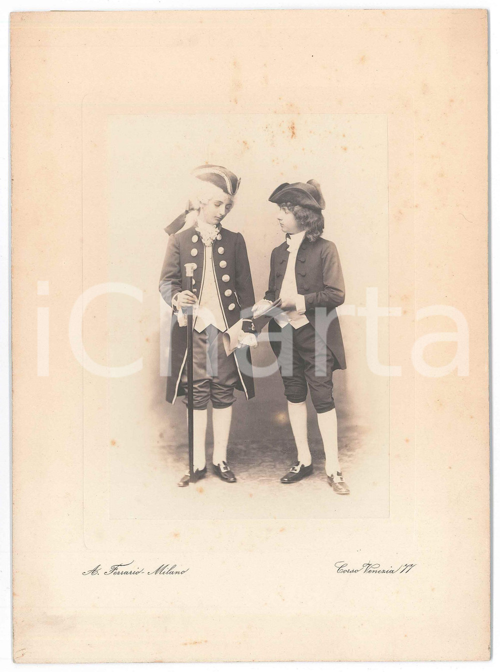1910 ca MILANO Adolescenti in costume del XVIII sec. - Foto A. FERRARIO 17x23 cm Fotografia d'epoca, su cartoncino rigido. FOTOGRAFO: Achille Ferrario - Milano, corso Venezia 77 GOOD/buono  Formato: 17x23 cm originale e autentica 1