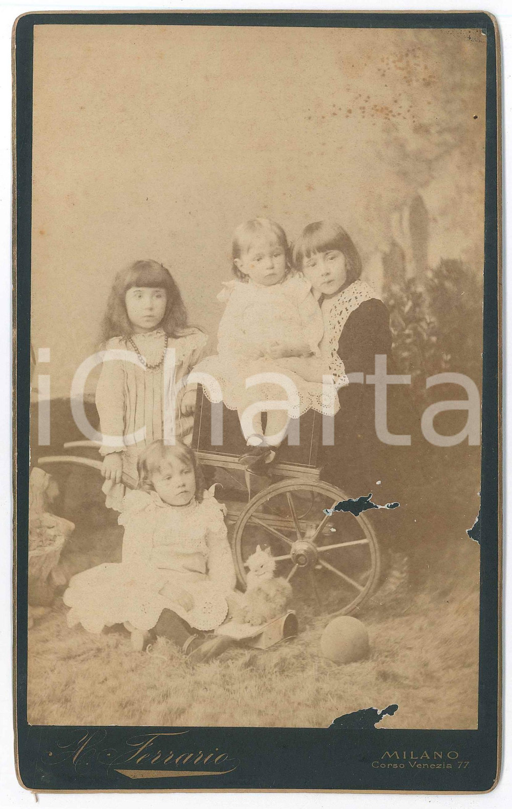 1910 ca MILANO Ritratto di 4 fratelli con carretto - Foto A. FERRARIO 13x21 cm Fotografia d'epoca, su cartoncino rigido. FOTOGRAFO: A. Ferrario - Milano, corso Venezia 77 POOR/danneggiato mancanza centrale e ai margini Formato: 13x21 cm originale e autentica 1