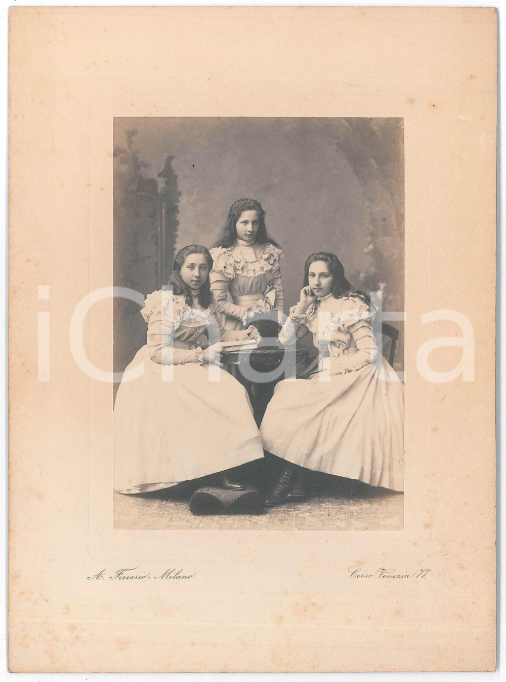 1910 ca MILANO Ritratto di tre sorelle - Foto A. FERRARIO 17x23 cm Fotografia d'epoca, su cartoncino rigido. FOTOGRAFO: A. Ferrario - Milano, corso Venezia 77 GOOD/buono  Formato: 11x16 cm originale e autentica 1