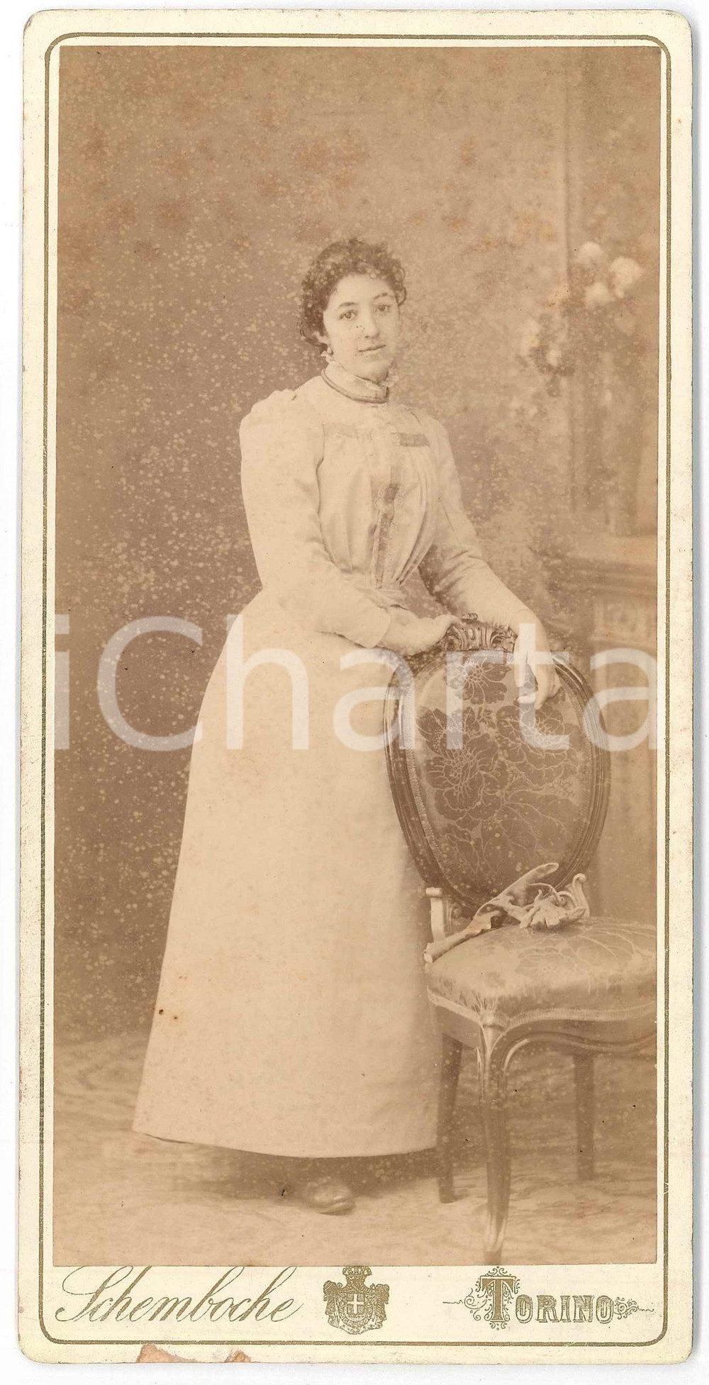 1880 ca TORINO Ritratto di donna in abito bianco - Foto SCHEMBOCHE 10x21 cm Fotografia d'epoca, montata su cartoncino rigido, con busta originale in carta.FOTOGRAFO: Schemboche - Torino - Firenze - Roma - Parigi GOOD/buono  Formato: 10x21 cm originale e autentica 1