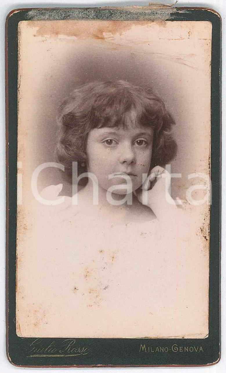 1880 ca Ritratto di adolescente in abito bianco - Foto Giulio ROSSI CDV Fotografia d'epoca, su cartoncino rigido.FOTOGRAFO: Giulio Rossi - Milano / Genova FAIR/discreto residui cartacei al lato superiore e lievi macchie Formato: 6x10 cm originale e autentica 1