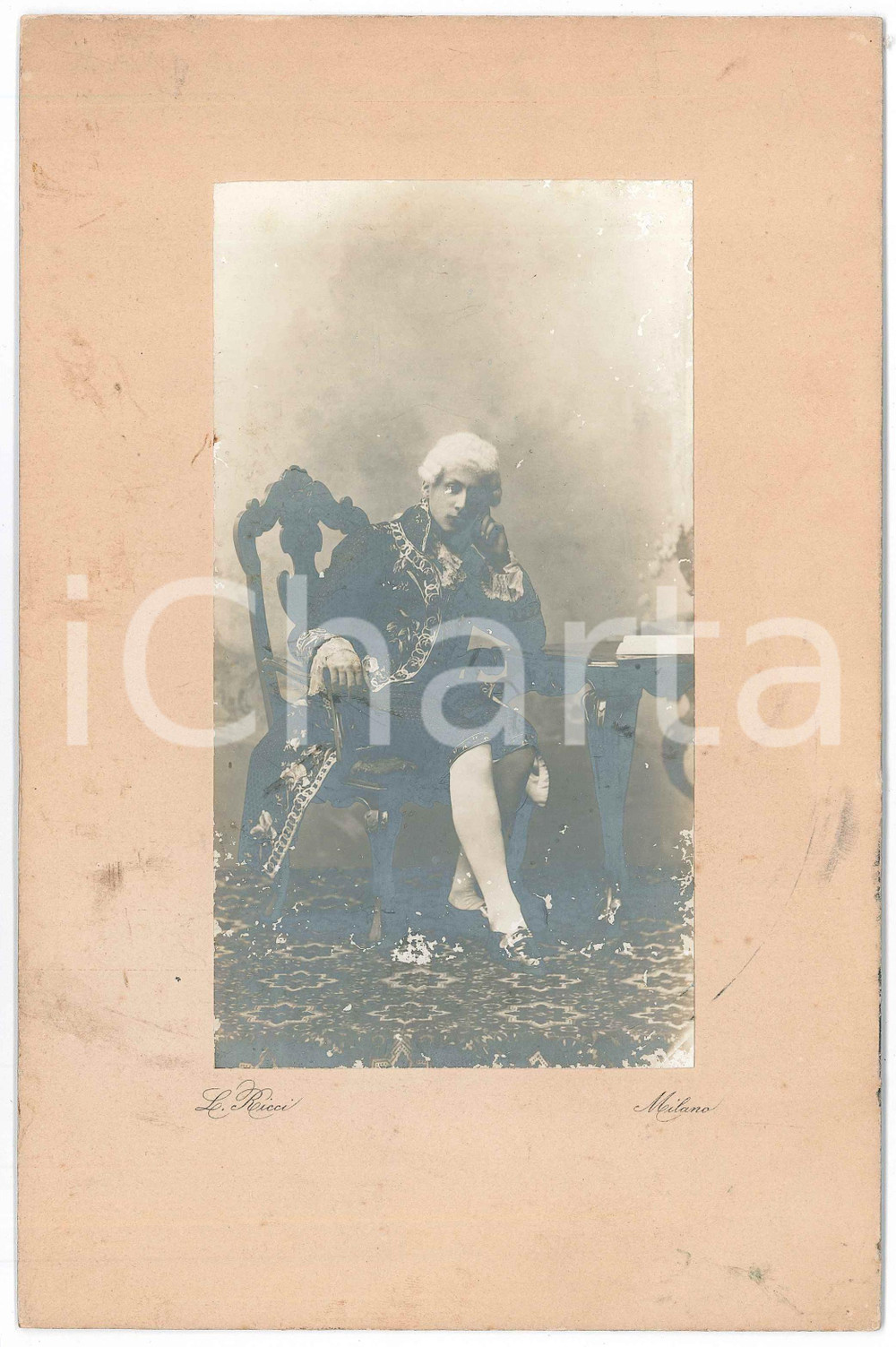 1900 ca MILANO Giovane uomo in costume storico - Ritratto *Foto L. RICCI Fotografia d'epoca, su cartoncino rigido. FOTOGRAFO: Leone Ricci - Milano POOR/danneggiato piccole abrasioni; lievi macchie Formato: 17x26 cm originale e autentica 1