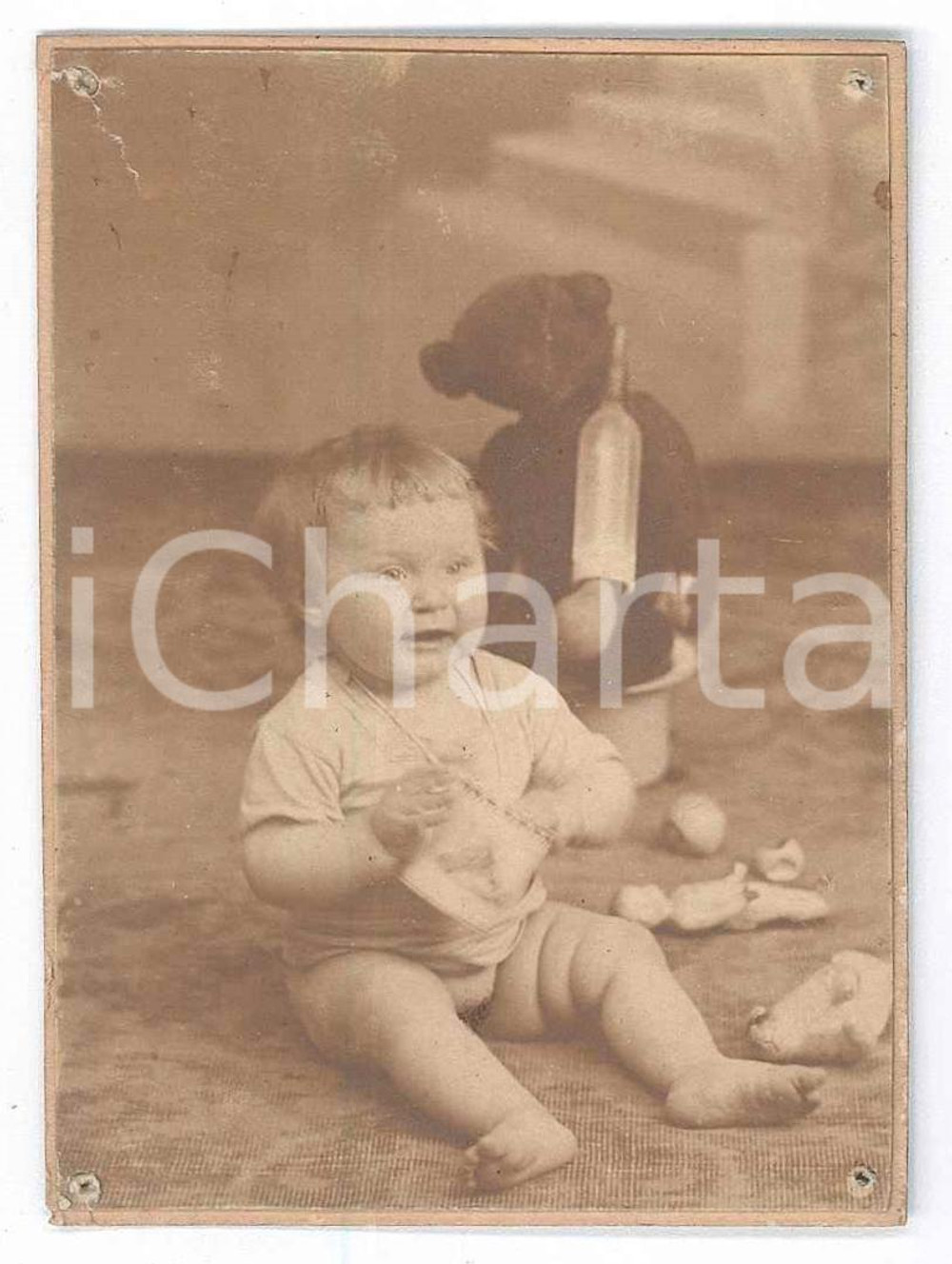 1905 ca ITALIA (?) Bambino con orsetto di peluche - Fotografia anonima 6x8 Fotografia d'epoca. POOR/danneggiato Fori da affissione, strappo all'angolo superiore sinistro, residui di incollatura al verso Formato: 6x8 originale e autentica 1