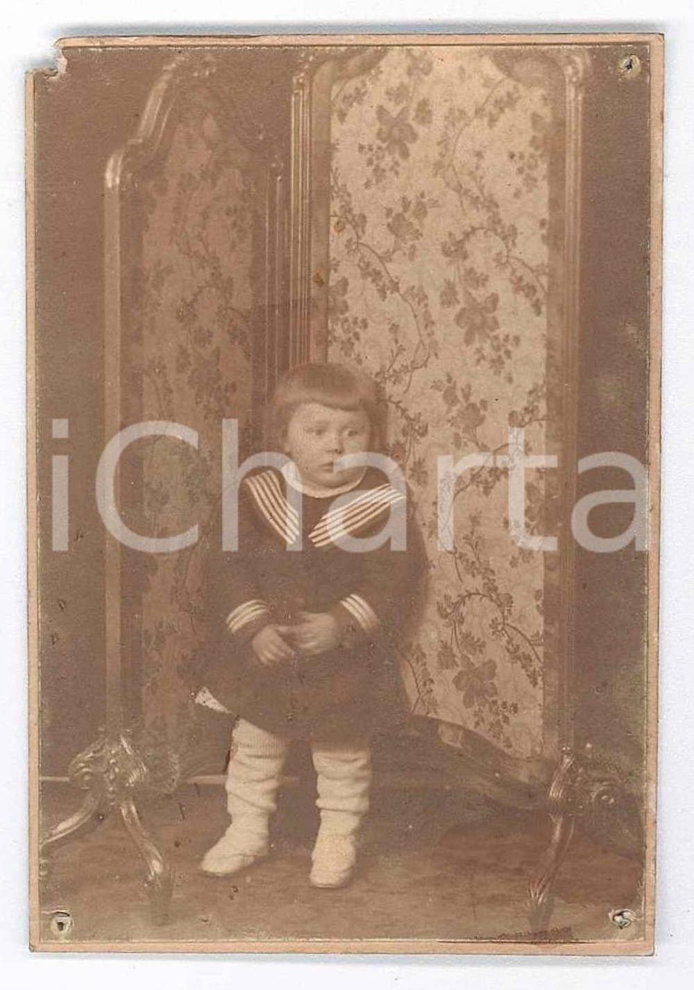 1905 ca ITALIA (?) Bambino con costume da marinaretto - Fotografia anonima 6x8 Fotografia d'epoca. POOR/danneggiato Fori da affissione, angolo superiore sinistro mancante Formato: 6x8 originale e autentica 1