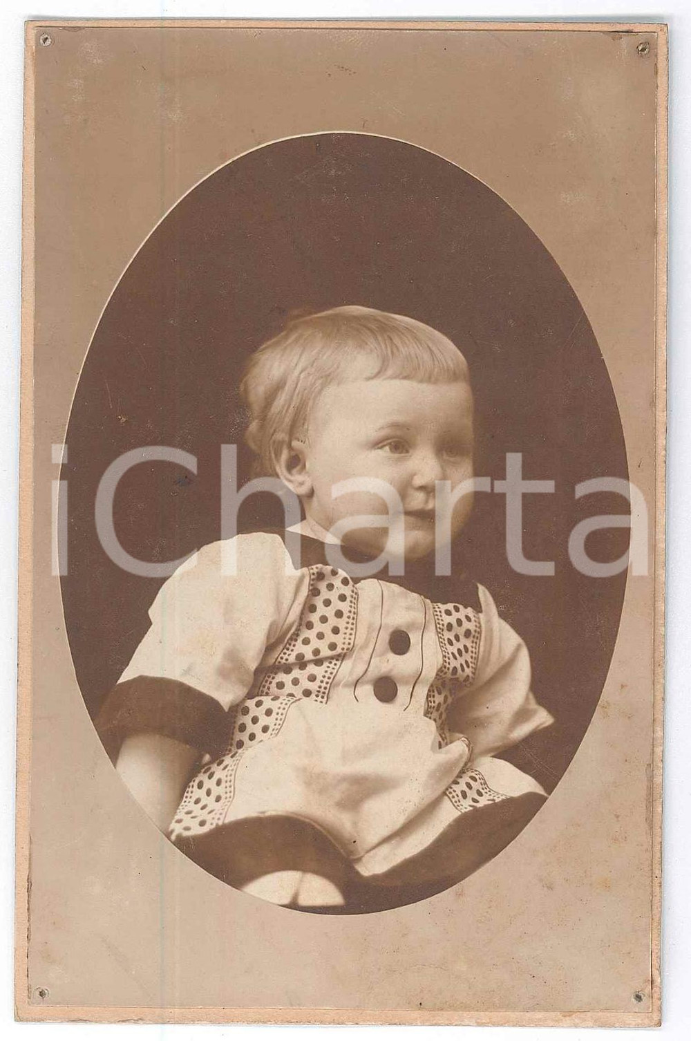 1910 ca ITALIA (?) Ritratto di un bambino - Fotografia anonima 9x14 cm Fotografia d'epoca. POOR/danneggiato Lievi smussature agli angoli, residui di incollatura al verso Formato: 9x14 cm originale e autentica 1