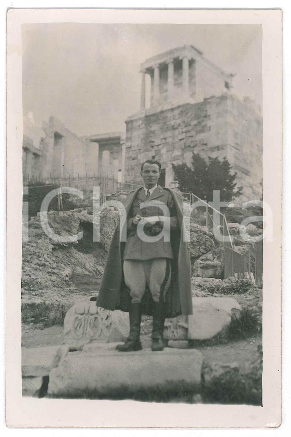 1942 WW2 ATENE (GRECIA) Ufficiale italiano al Partenone - Foto cartolina Fotografia d'epoca, in formato cartolina postale, con dedica manoscritta al verso.Non viaggiata. GOOD/buono  Formato: 9x14 cm originale e autentica 1