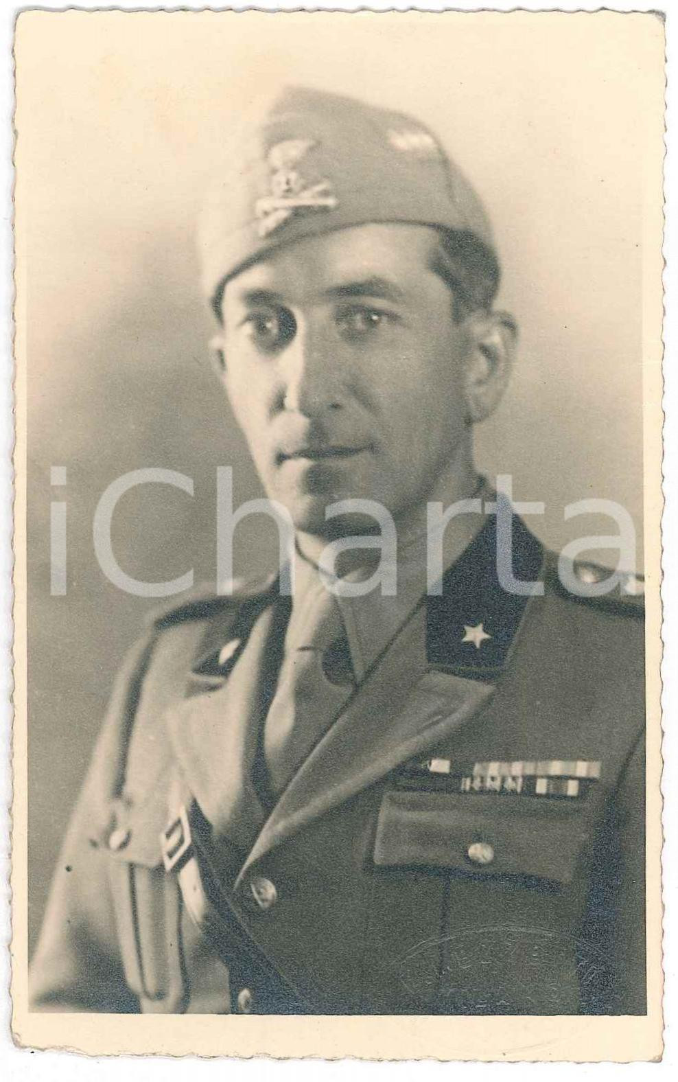 1941 WW2 - FRONTE MARMARICO Capitano Mario SARTIRANA Santino 8x13 cm Santino d'epoca con timbro a secco del fotografo.FOTOGRAFO: E. Mezzetti - Milano FAIR/discreto Lievi smussature agli angoli Formato: 8x13 cm originale e autentica 1