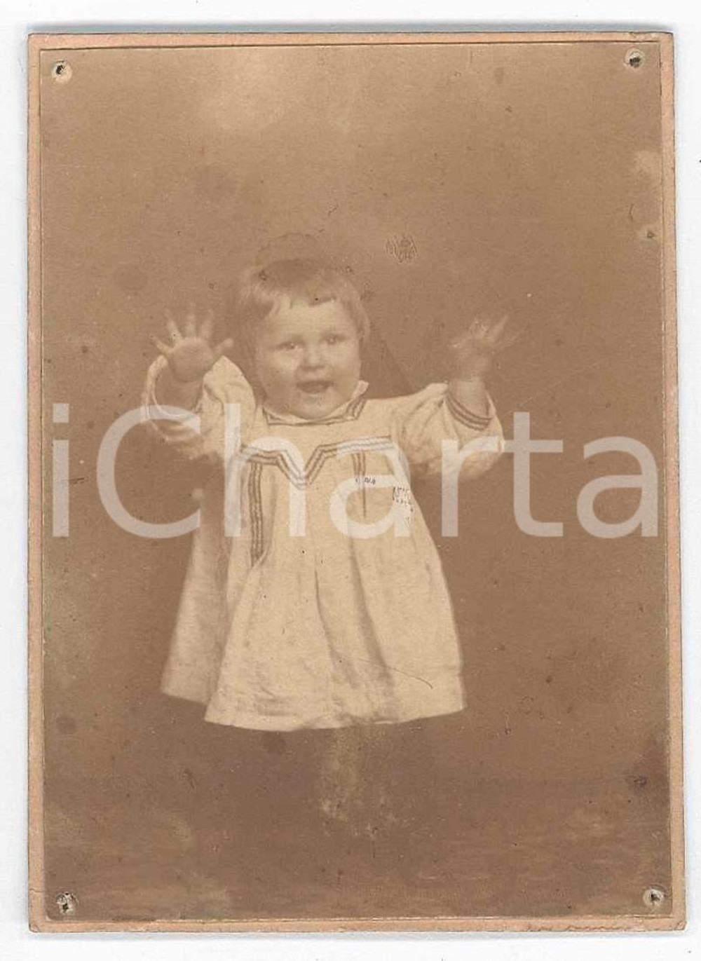 1905 ca ITALIA (?) Ritratto di un bambino - Fotografia anonima 6x8 Fotografia d'epoca. POOR/danneggiato Forellini da affissione, residui di incollatura al verso Formato: 6x8 originale e autentica 1