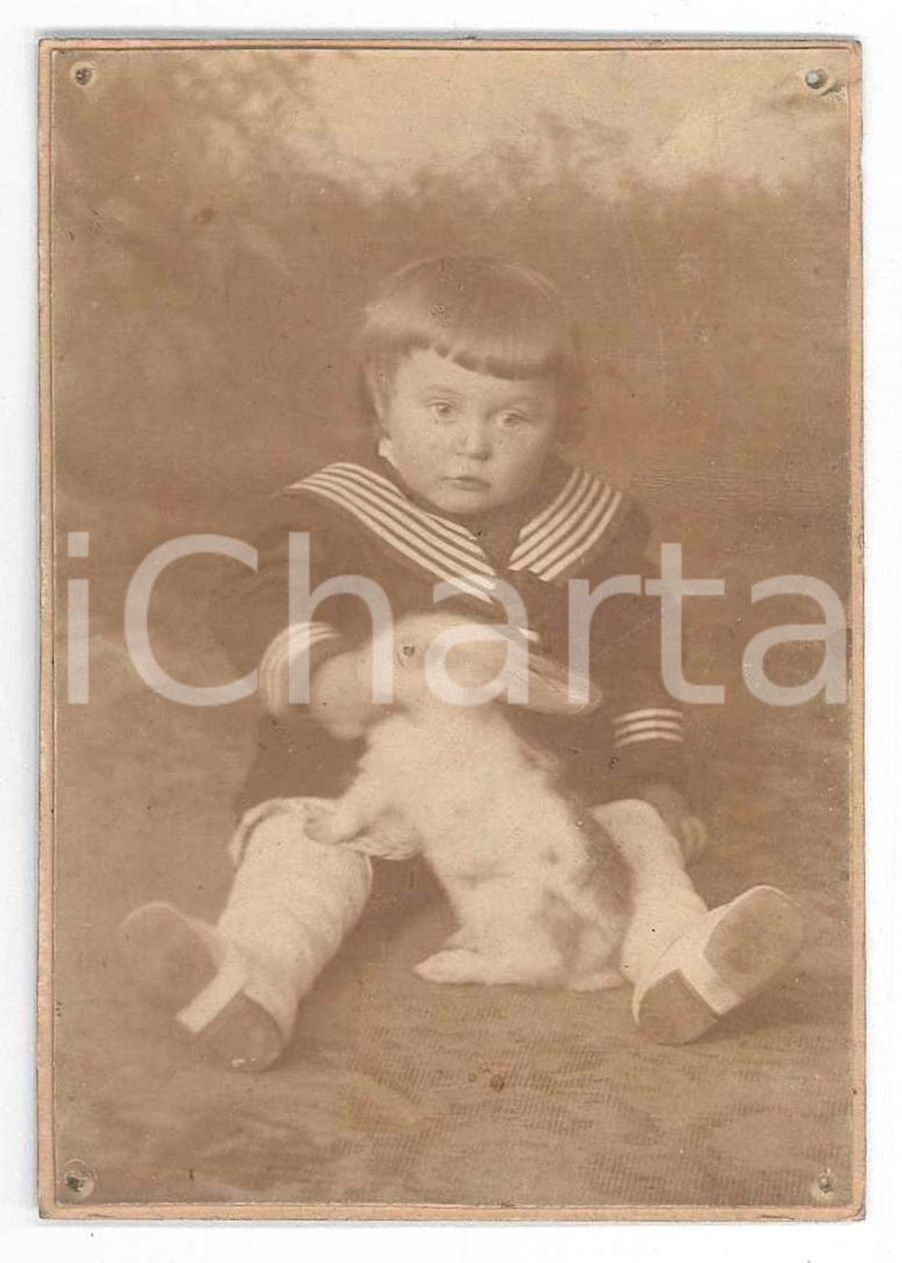 1905 ca ITALIA (?) Bambino con coniglietto - Fotografia anonima 6x8 Fotografia d'epoca. POOR/danneggiato Forellini da affissione, residui di incollatura al verso Formato: 6x8 originale e autentica 1