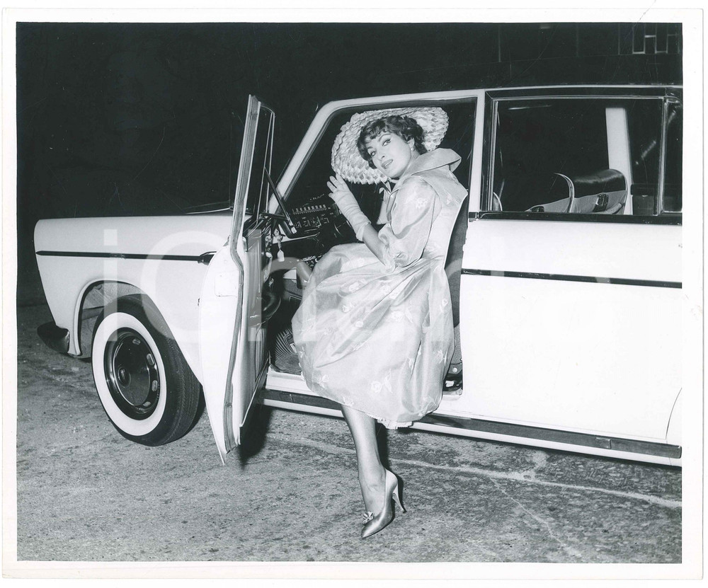 1959 MEXICO Silvana PAMPANINI posa con FIAT 1800 Foto 25x20 cm (2)  Fotografia d'epoca. GOOD/buono  Formato: 20x25  originale e autentica 1
