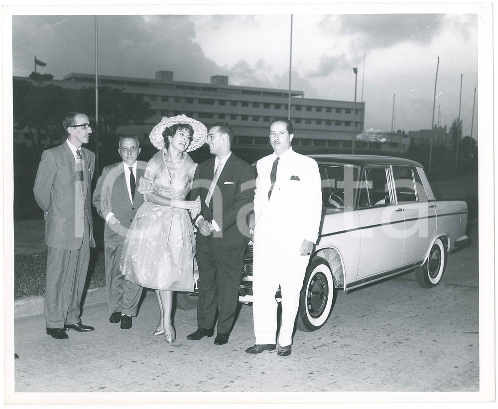 1959 MEXICO Silvana PAMPANINI posa con FIAT 1800 Foto 25x20 cm (3)  Fotografia d'epoca. GOOD/buono  Formato: 20x25  originale e autentica 1