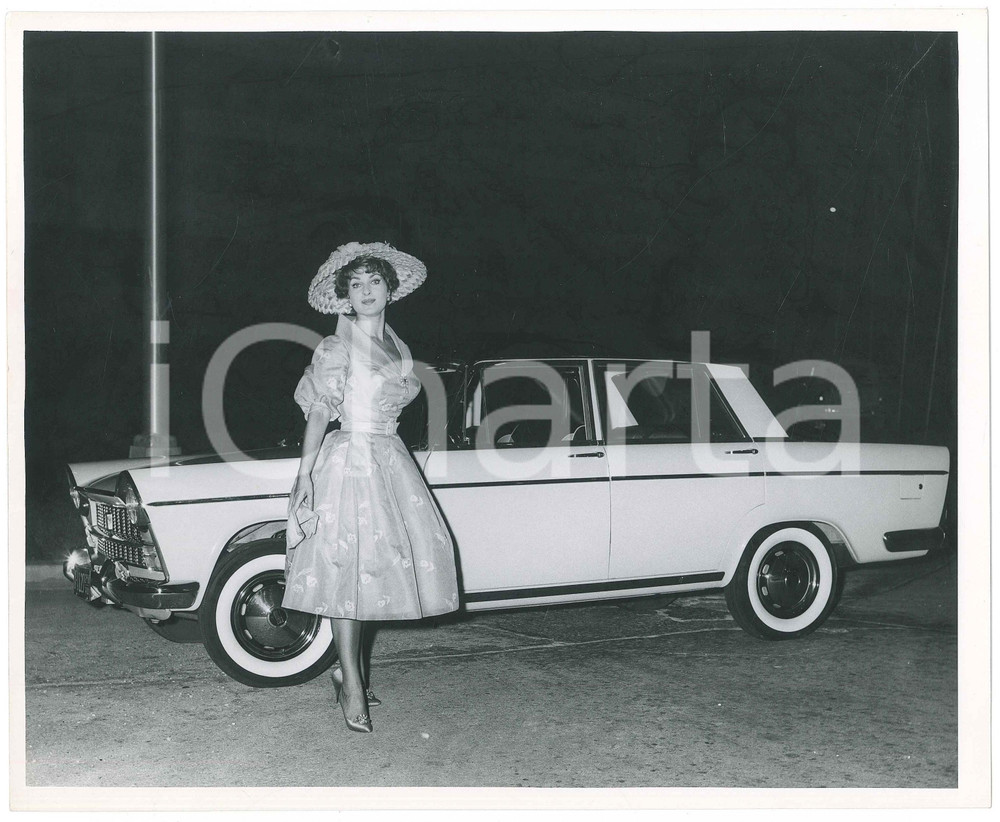 1959 MEXICO Silvana PAMPANINI posa con FIAT 1800 Foto 25x20 cm (4)  Fotografia d'epoca. GOOD/buono  Formato: 20x25  originale e autentica 1