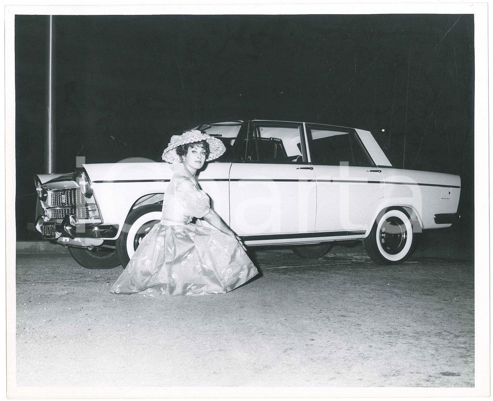 1959 MEXICO Silvana PAMPANINI posa con FIAT 1800 Foto 25x20 cm (5)  Fotografia d'epoca. GOOD/buono  Formato: 20x25  originale e autentica 1