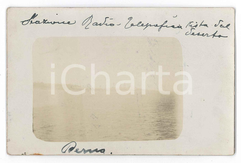 1910 ca DERNA (LIBIA) Stazione radiotelegrafica vista dal deserto - Foto 14x9 cm Fotografia originale d'epoca, in formato cartolina postale.   FAIR/discreto lievi macchie da sovraimpressione di altra fotografia Formato: 14x9 cm originale e autentica 1