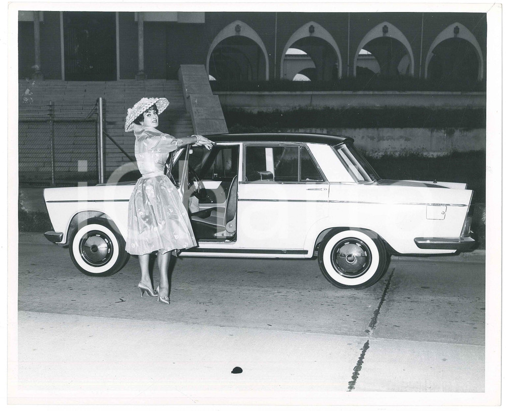 1959 MEXICO Silvana PAMPANINI posa con FIAT 1800 Foto 25x20 cm (18)  Fotografia d'epoca. GOOD/buono  Formato: 20x25  originale e autentica 1