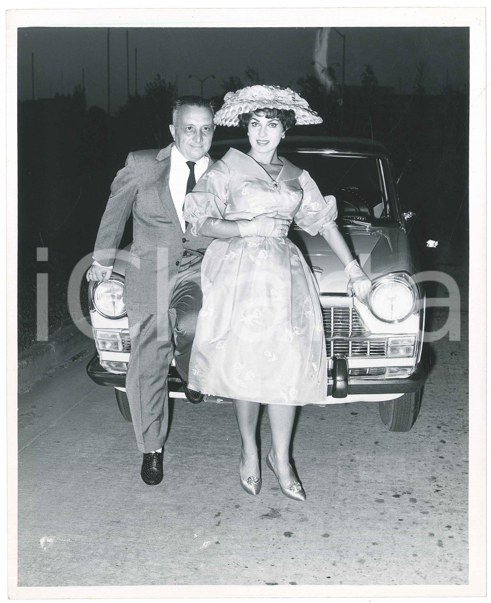 1959 MEXICO Silvana PAMPANINI posa con FIAT 1800 Foto 25x20 cm (22)  Fotografia d'epoca. GOOD/buono  Formato: 20x25  originale e autentica 1